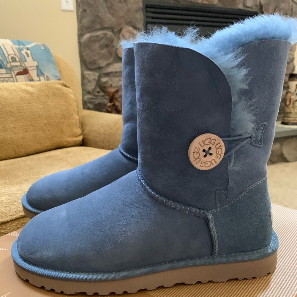 SLIGHTLY USED: W Size 7 /UGG Bailey Button/ (DHBL)
